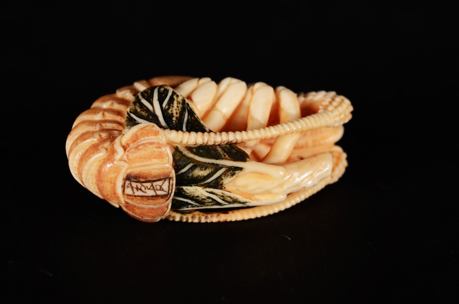 Netsuke de marfim oriental representando crustáceo com folha... - foto 5 de 5