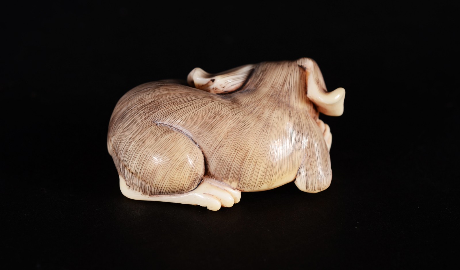 Netsuke de marfim oriental representando cachorro com corda na boca... - foto 3 de 5