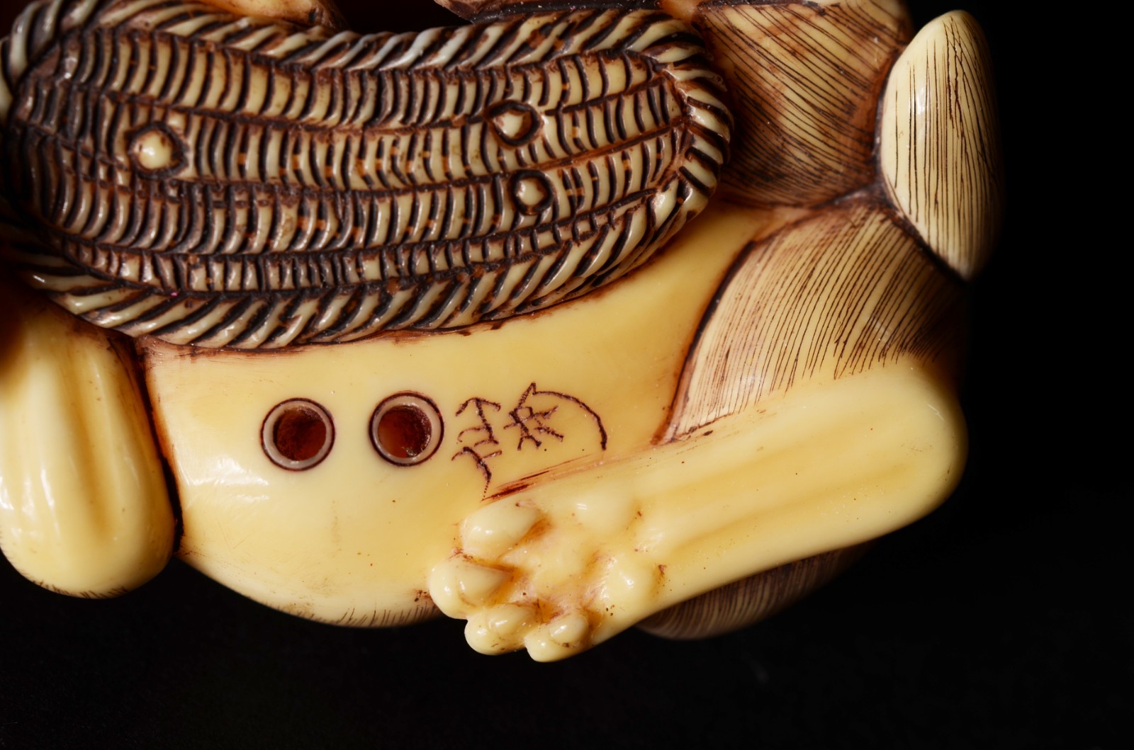 Netsuke de marfim oriental representando cachorro com corda na boca... - foto 4 de 5