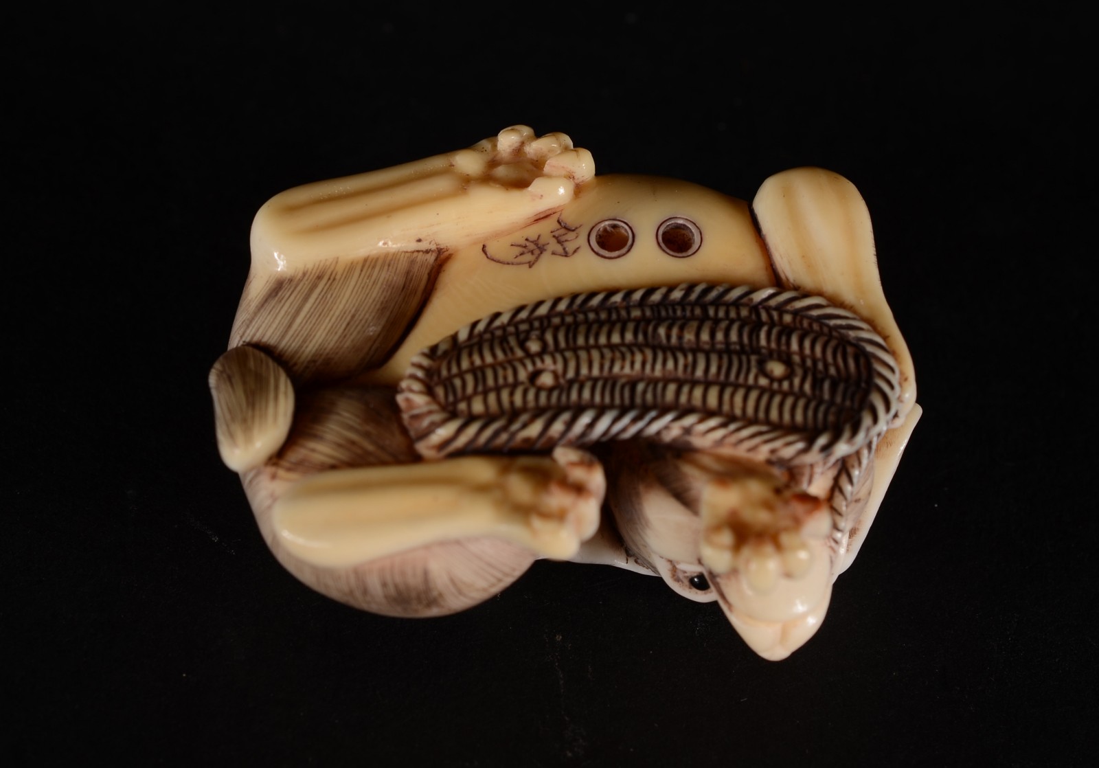 Netsuke de marfim oriental representando cachorro com corda na boca... - foto 5 de 5
