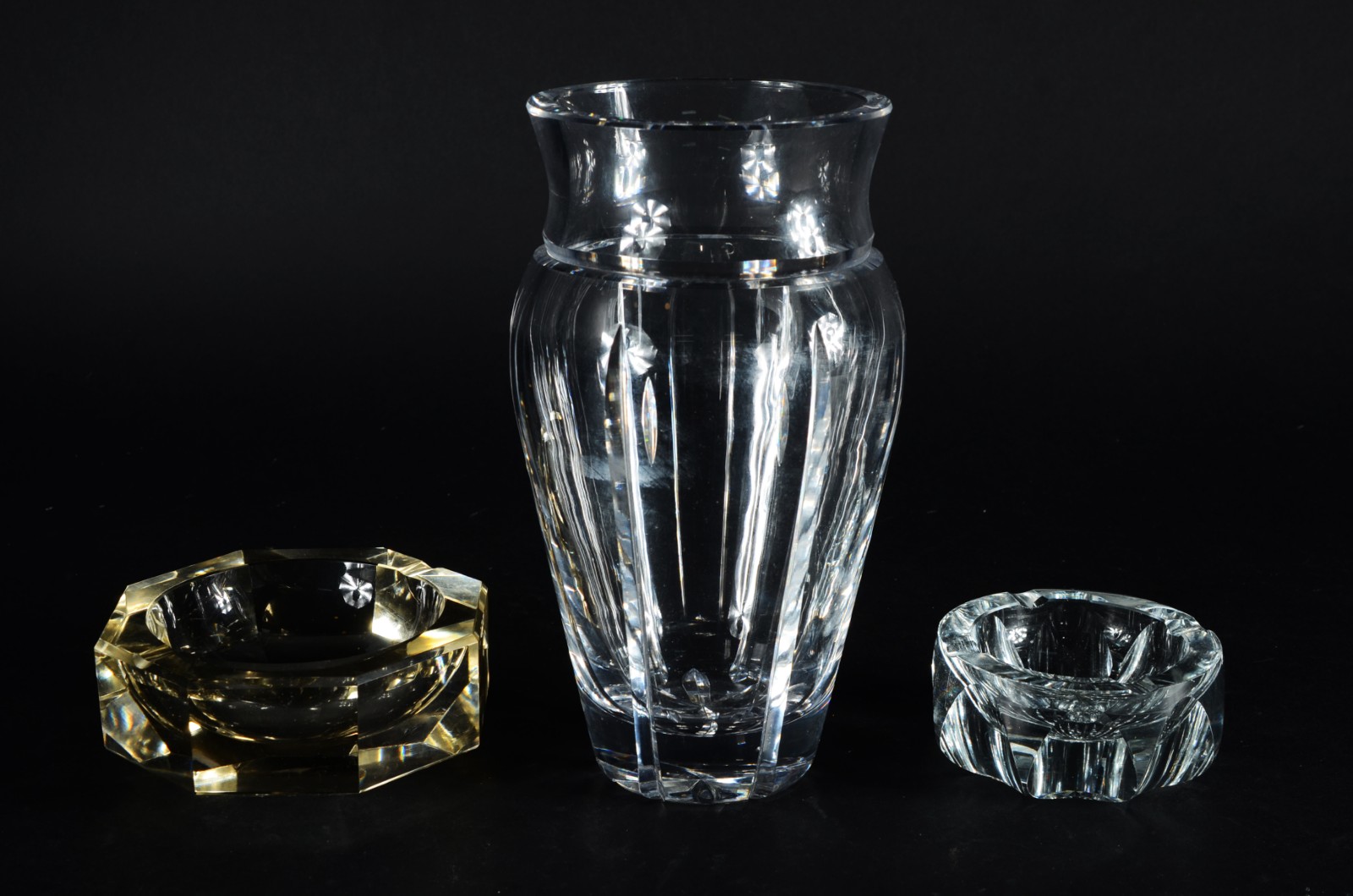 Três peças de cristal europeu lapidado, sendo: jarra para flores e... - foto 1 de 7