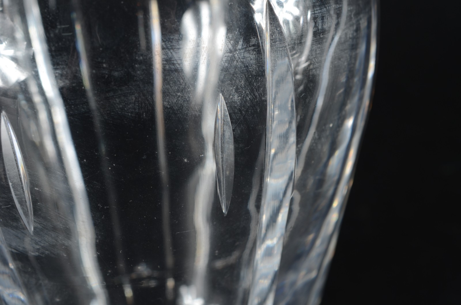 Três peças de cristal europeu lapidado, sendo: jarra para flores e... - foto 4 de 7