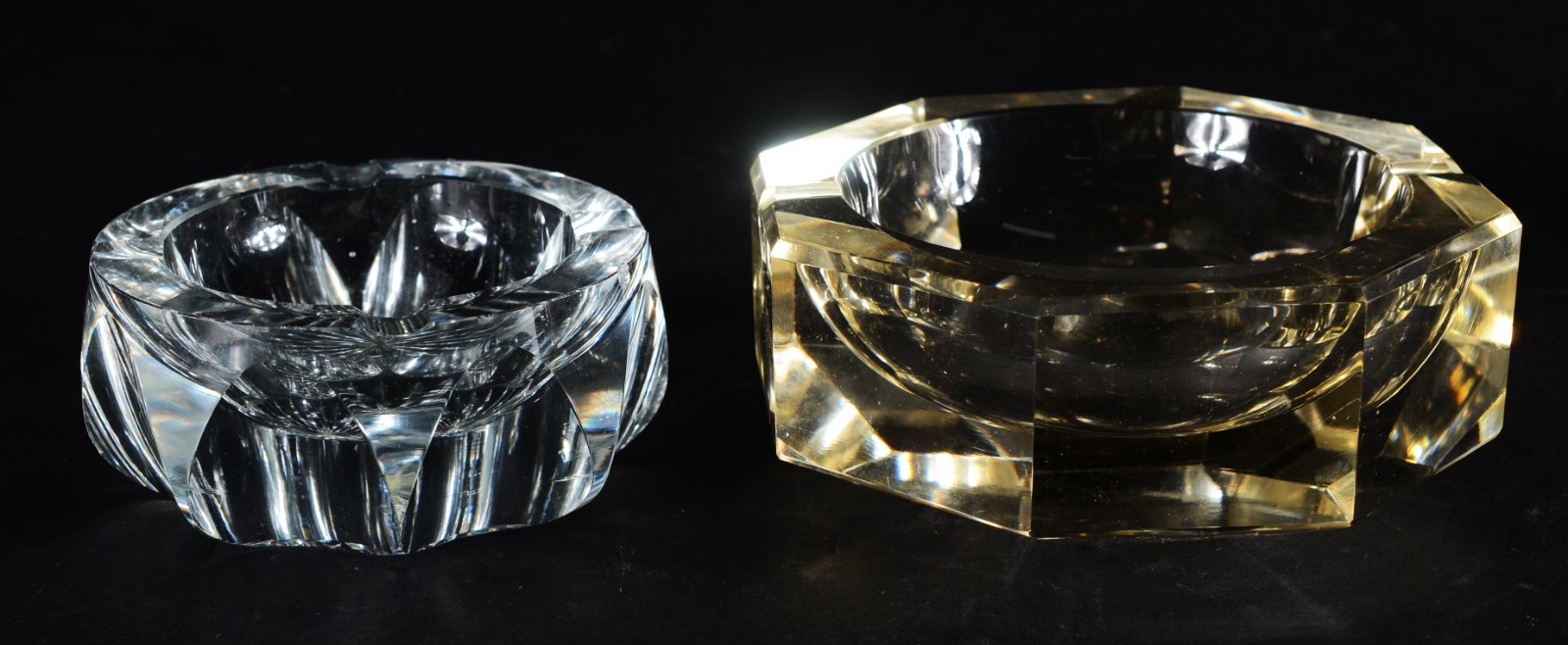 Três peças de cristal europeu lapidado, sendo: jarra para flores e... - foto 5 de 7