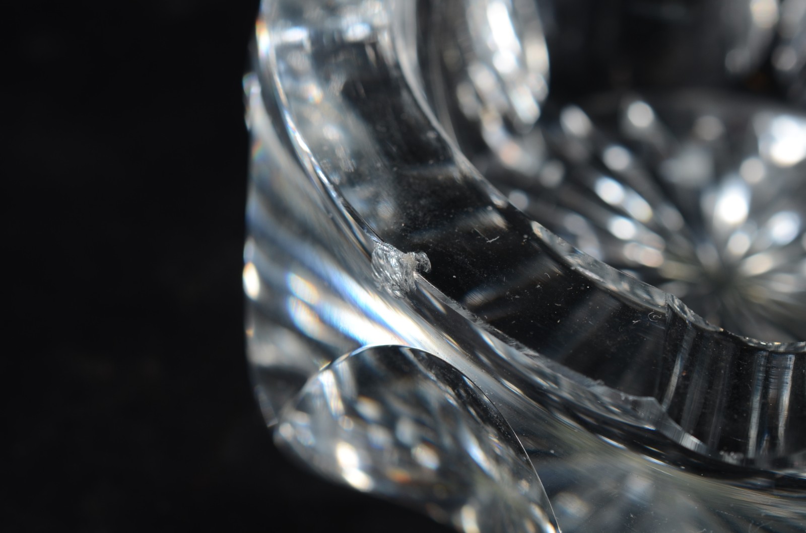 Três peças de cristal europeu lapidado, sendo: jarra para flores e... - foto 6 de 7