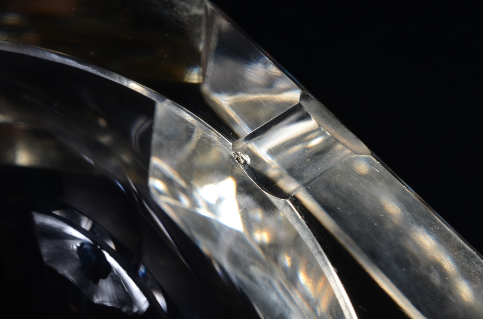 Três peças de cristal europeu lapidado, sendo: jarra para flores e... - foto 7 de 7