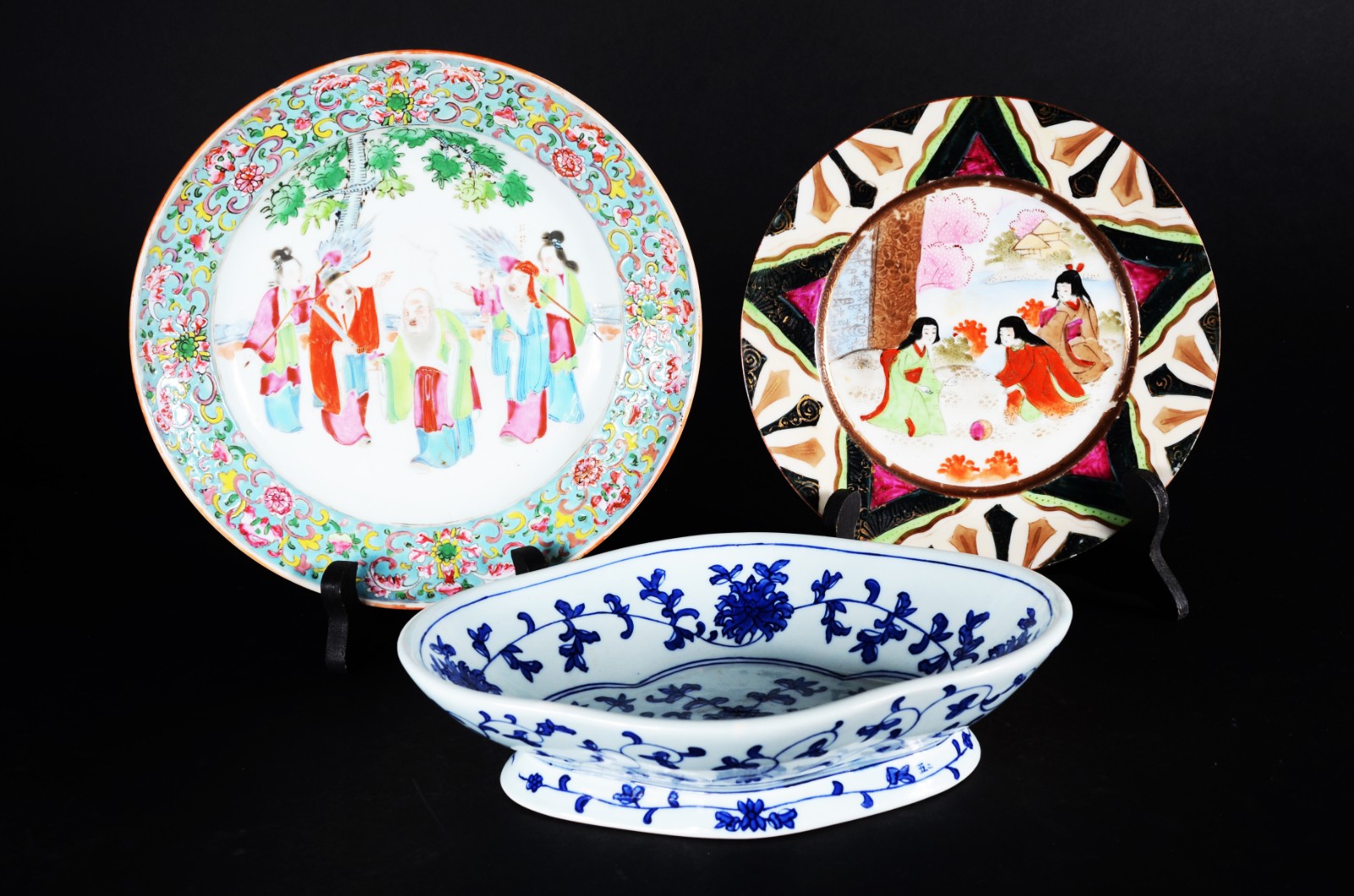 Três peças diversas de porcelana oriental, sendo dois pratos com... - foto 1 de 7