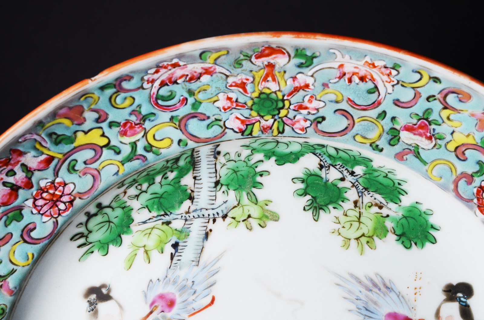 Três peças diversas de porcelana oriental, sendo dois pratos com... - foto 3 de 7