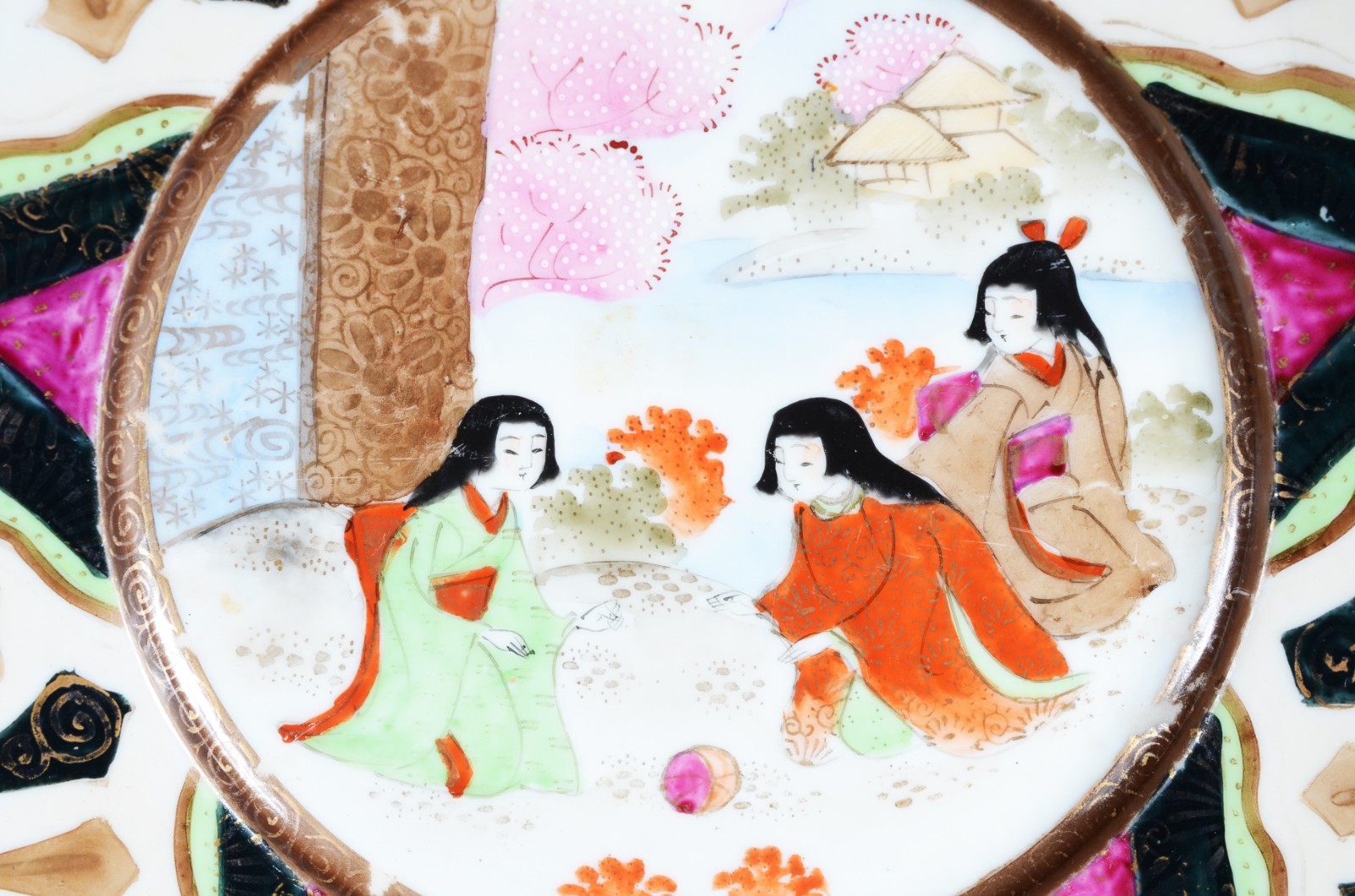 Três peças diversas de porcelana oriental, sendo dois pratos com... - foto 4 de 7