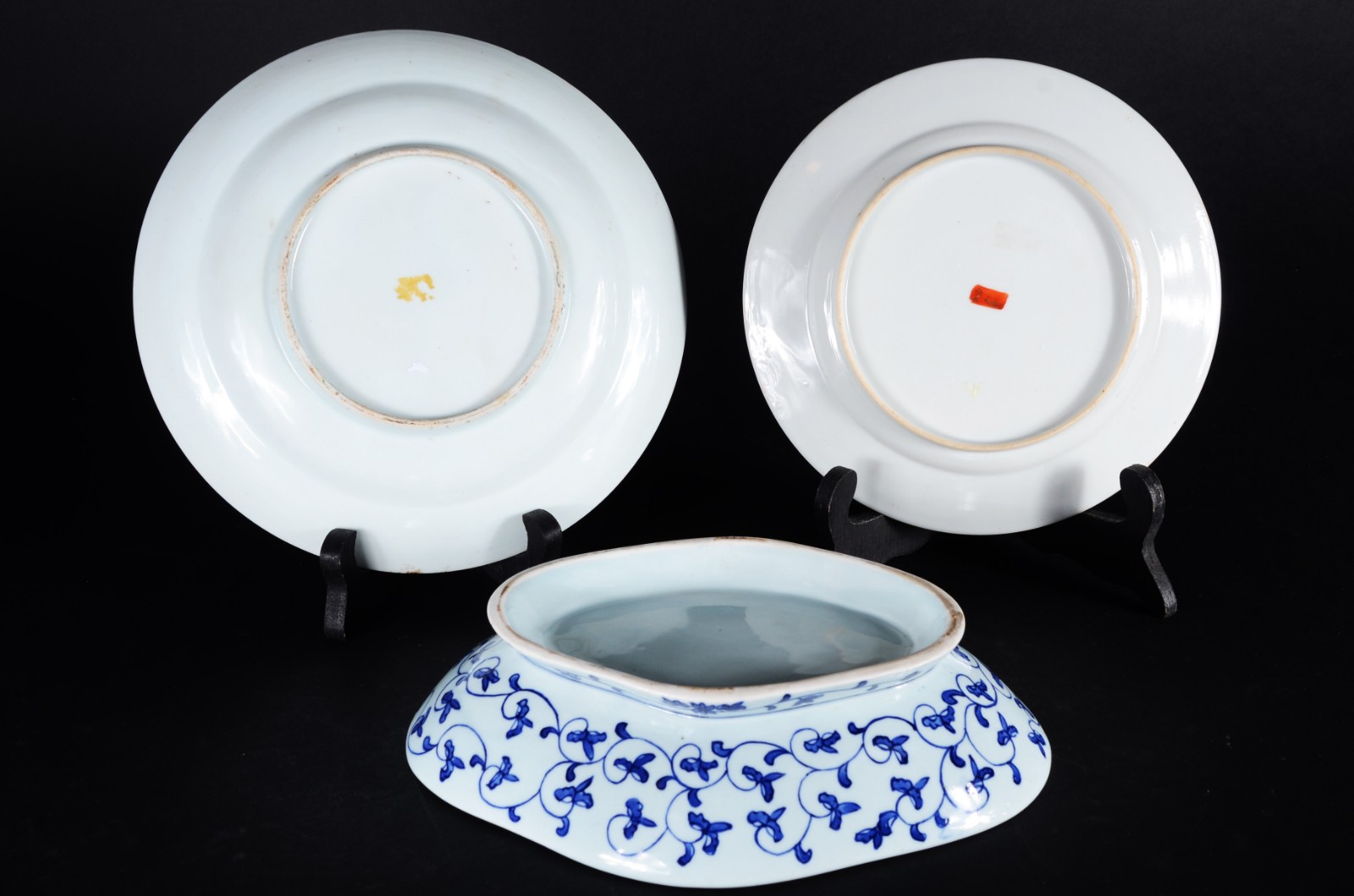Três peças diversas de porcelana oriental, sendo dois pratos com... - foto 5 de 7
