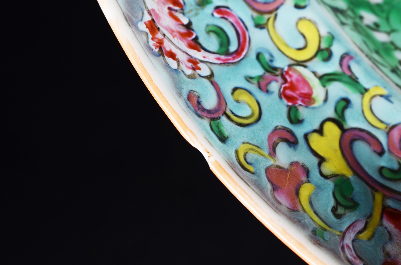 Três peças diversas de porcelana oriental, sendo dois pratos com... - foto 6 de 7