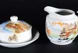 Aparelho de chá de porcelana oriental AFI China... - Aparelho de chá de porcelana oriental AFI China, decorado com paisagem dem policromia, composto de: 5 xícaras de chá com pires, leiteira, açucar...