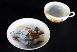Aparelho de chá de porcelana oriental AFI China... - Aparelho de chá de porcelana oriental AFI China, decorado com paisagem dem policromia, composto de: 5 xícaras de chá com pires, leiteira, açucar...