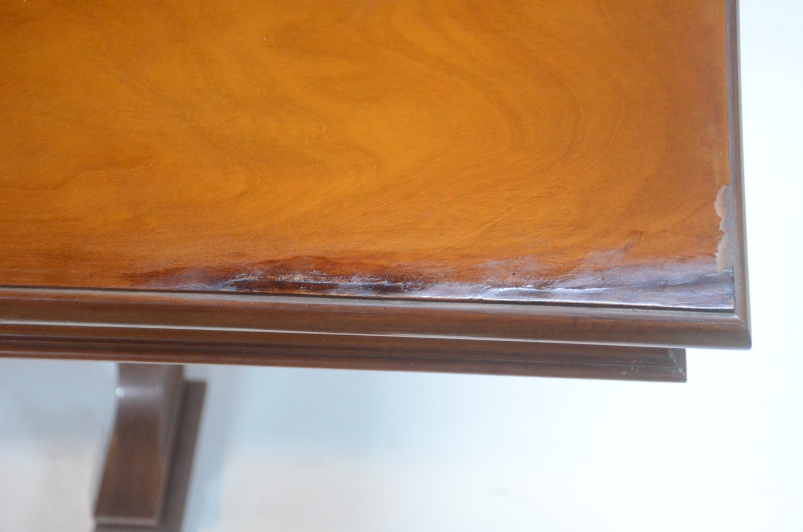 Mesa de jantar de madeira envernizada, duas tabuas extensoras (1,05... - foto 6 de 11