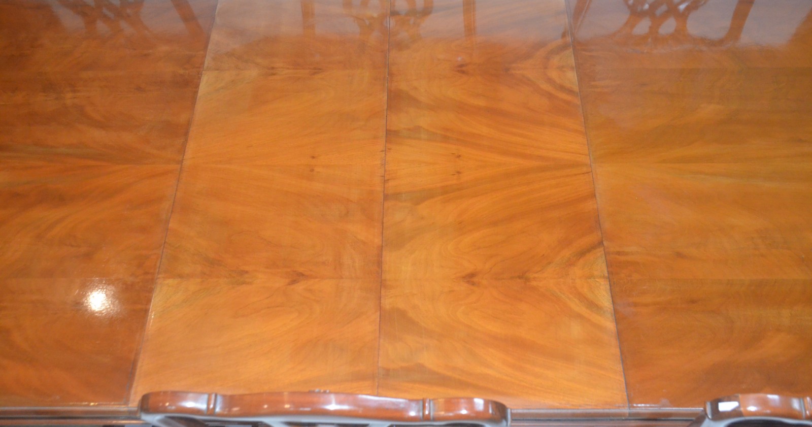 Mesa de jantar de madeira envernizada, duas tabuas extensoras (1,05... - foto 7 de 11