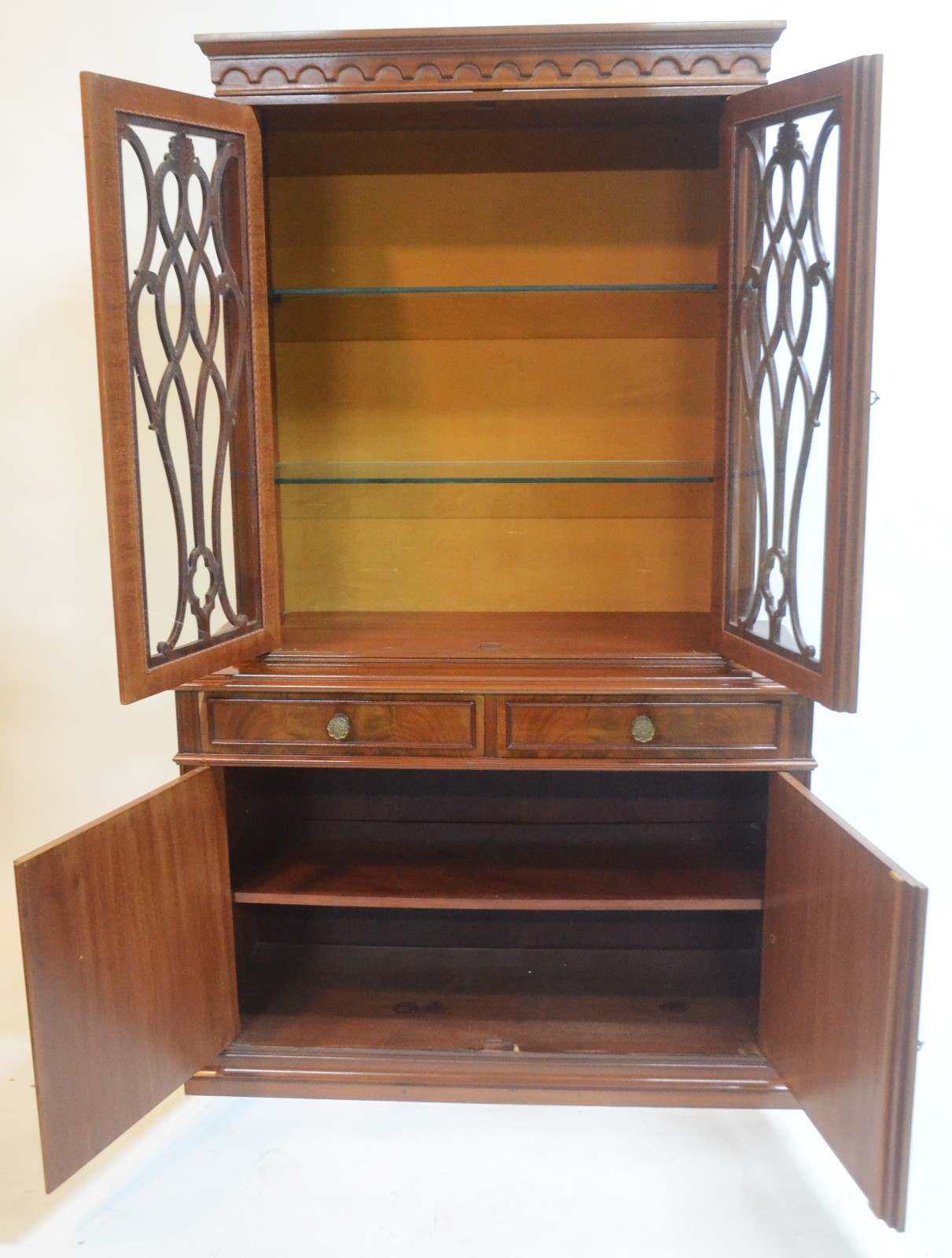 Móvel cristaleira de madeira nobre, parte inferior com 2 portas e 2... - foto 3 de 11