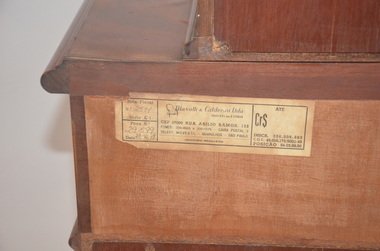 Móvel cristaleira de madeira nobre, parte inferior com 2 portas e 2... - foto 10 de 11