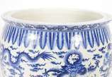 Grande cachepot de porcelana chinesa decorada c... - Grande cachepot de porcelana chinesa decorada com figuras de dragão em azul e branco.