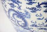 Grande cachepot de porcelana chinesa decorada c... - Grande cachepot de porcelana chinesa decorada com figuras de dragão em azul e branco.