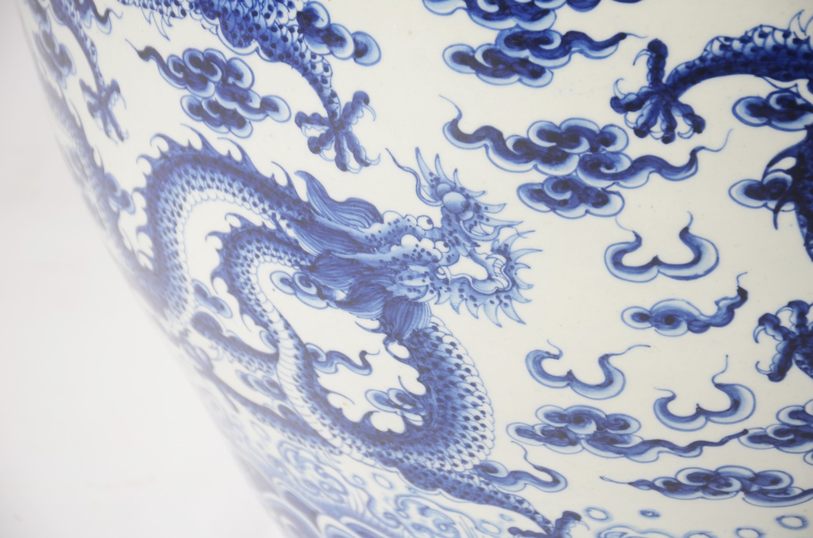 Grande cachepot de porcelana chinesa decorada com figuras de dragão... - foto 4 de 7