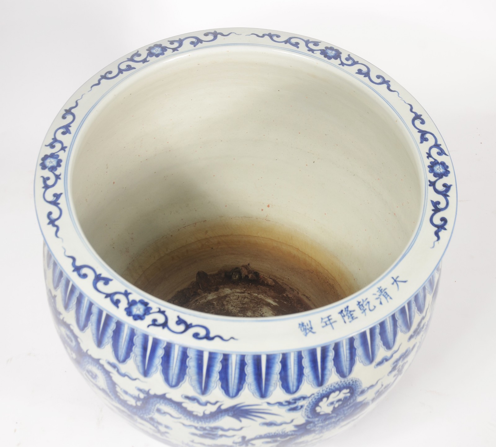 Grande cachepot de porcelana chinesa decorada com figuras de dragão... - foto 5 de 7