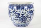 Grande cachepot de porcelana chinesa decorada c... - Grande cachepot de porcelana chinesa decorada com figuras de dragão em azul e branco.