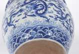 Grande cachepot de porcelana chinesa decorada c... - Grande cachepot de porcelana chinesa decorada com figuras de dragão em azul e branco.