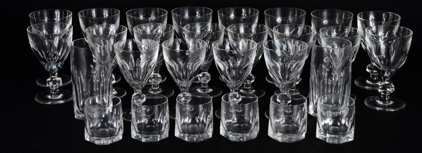 Serviço de cristal facetado, composto de: 10 taças para vinho tinto... - foto 1 de 7