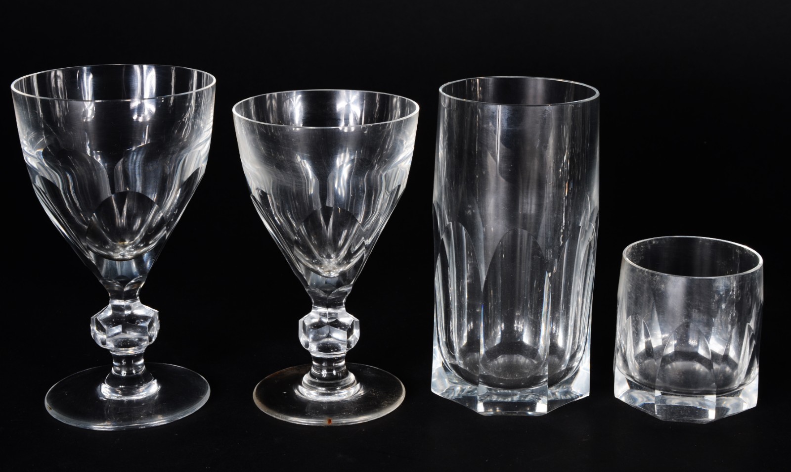 Serviço de cristal facetado, composto de: 10 taças para vinho tinto... - foto 2 de 7