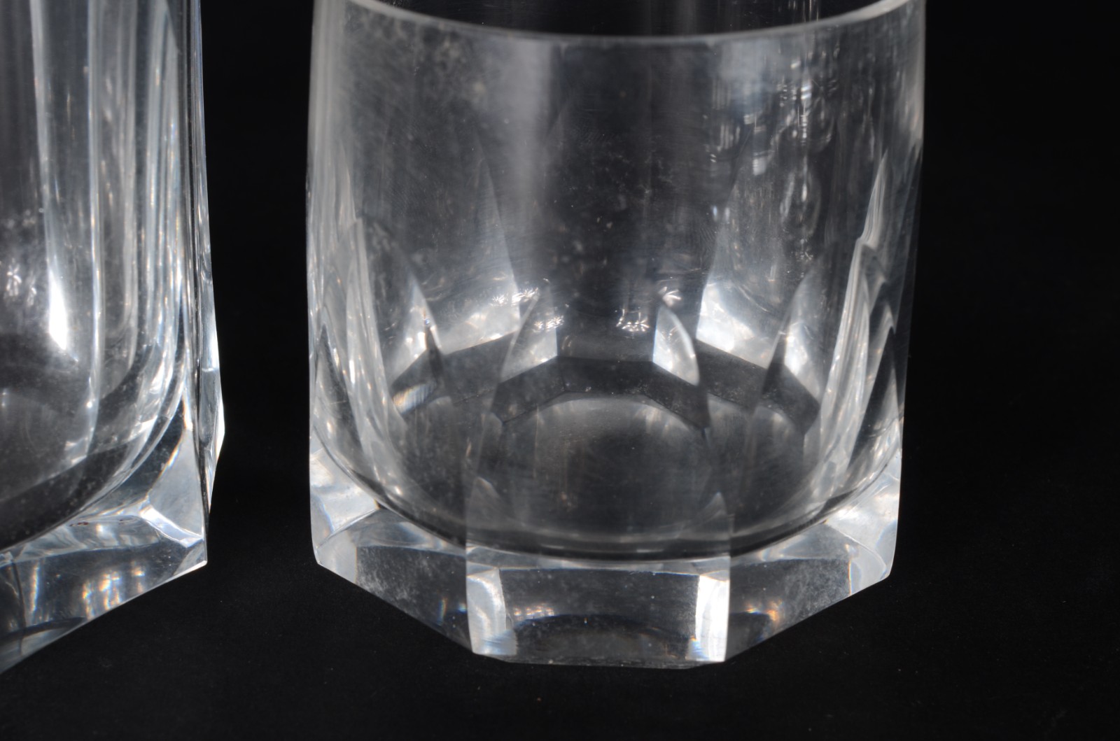 Serviço de cristal facetado, composto de: 10 taças para vinho tinto... - foto 4 de 7