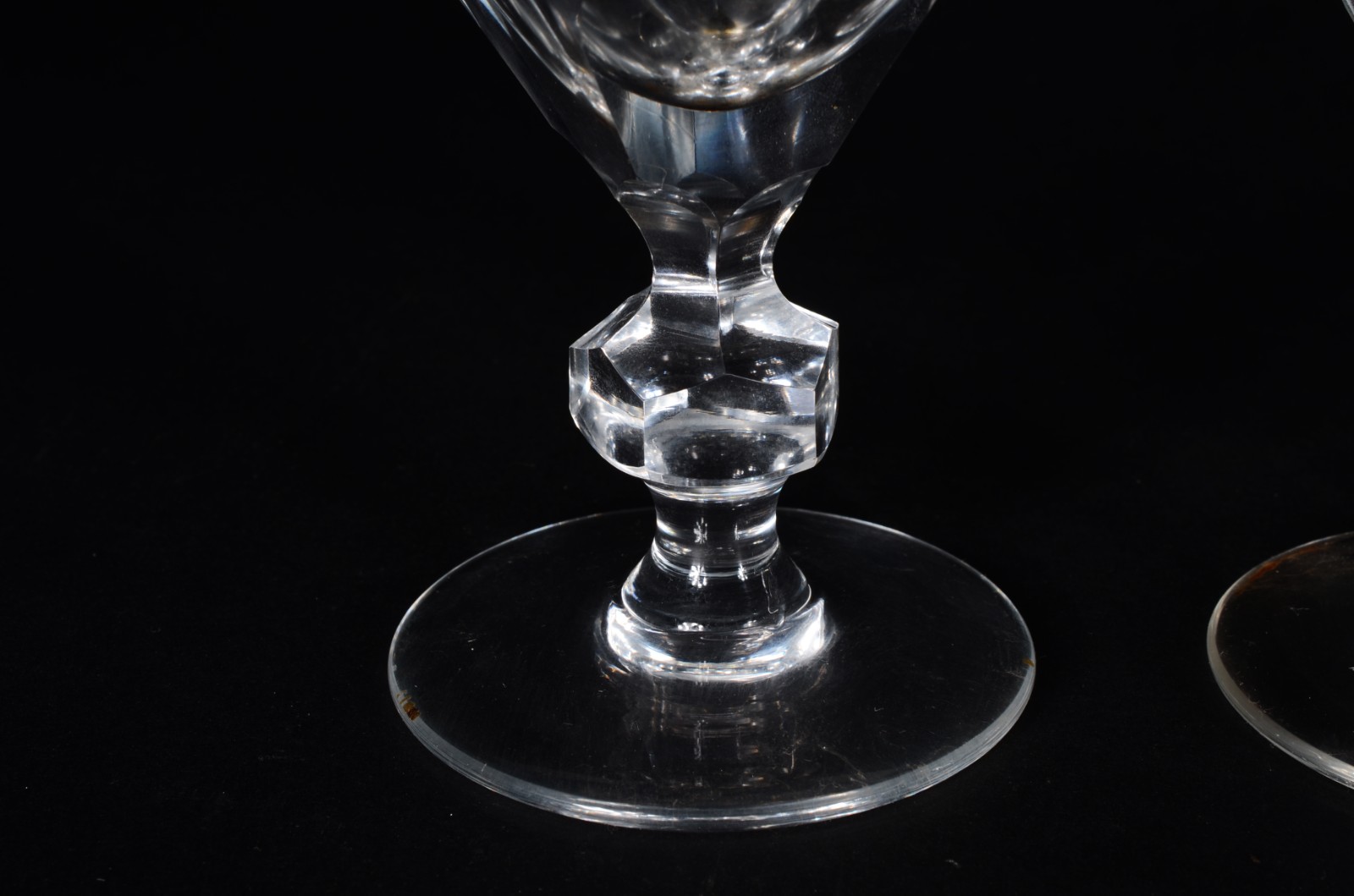 Serviço de cristal facetado, composto de: 10 taças para vinho tinto... - foto 5 de 7