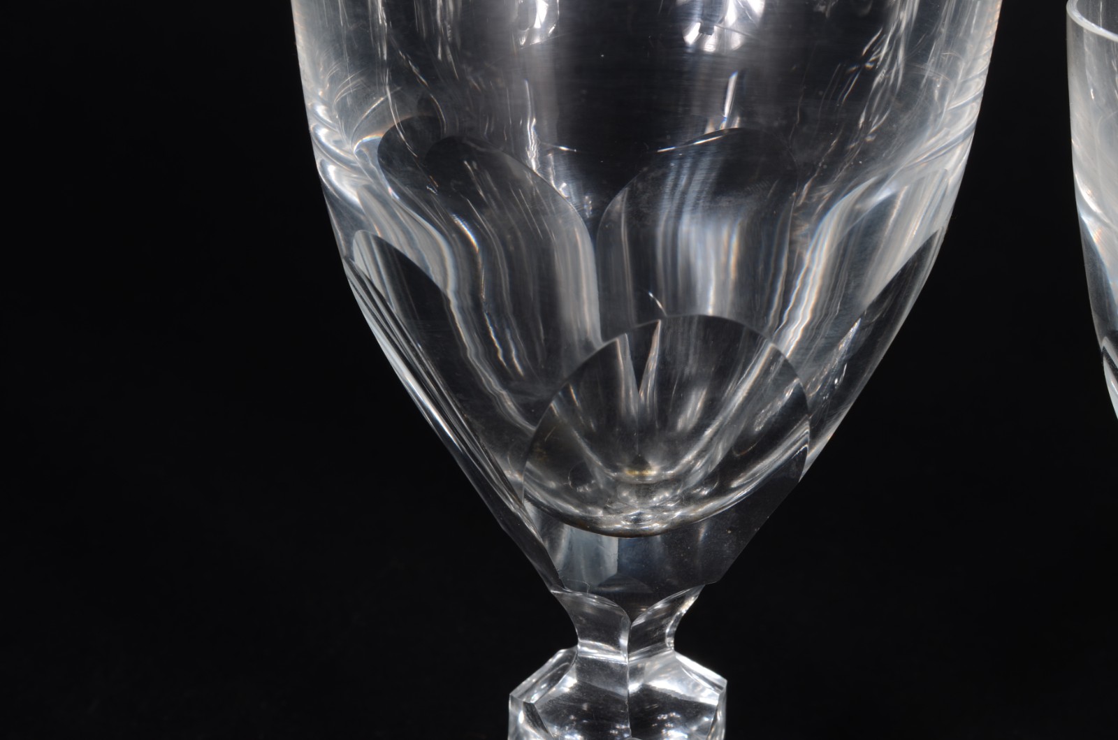 Serviço de cristal facetado, composto de: 10 taças para vinho tinto... - foto 7 de 7