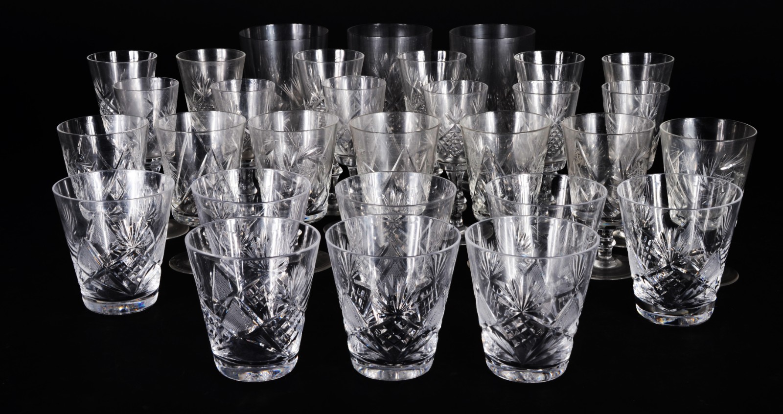 Serviço de cristal lapidado, composto de: 3 copos longos, 7 taças... - foto 1 de 9