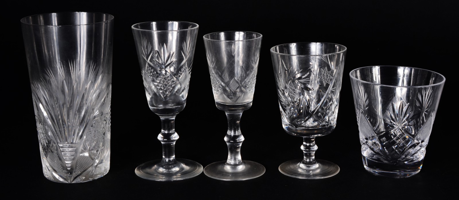 Serviço de cristal lapidado, composto de: 3 copos longos, 7 taças... - foto 2 de 9