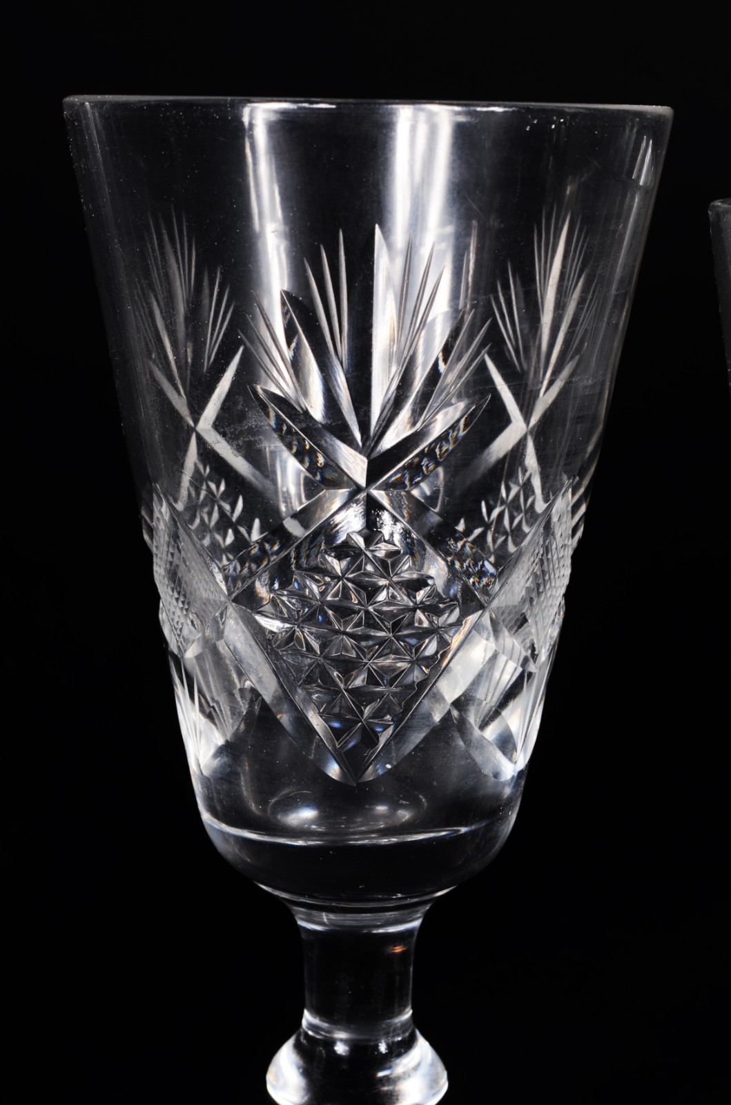 Serviço de cristal lapidado, composto de: 3 copos longos, 7 taças... - foto 3 de 9