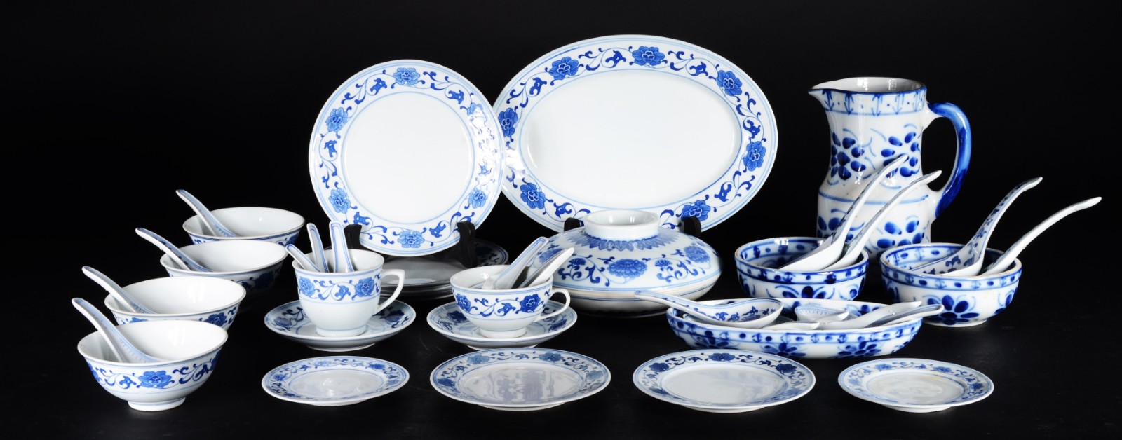 Parte de serviço de jantar de porcelana oriental, composto de... - foto 1 de 11