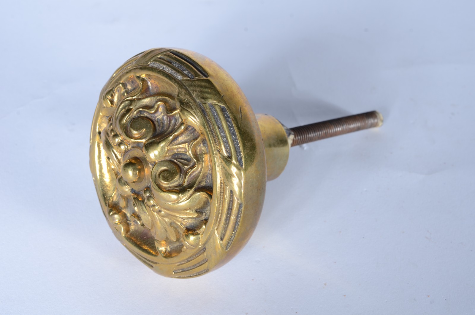 Maçaneta de metal dourado. - foto 4 de 4