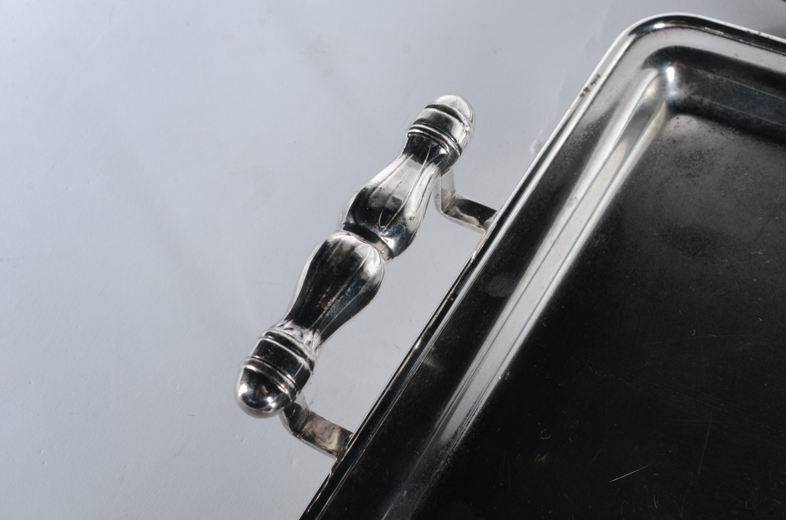 Quatro bandejas com alças de metal prateado. Uma delas com alça... - foto 3 de 8