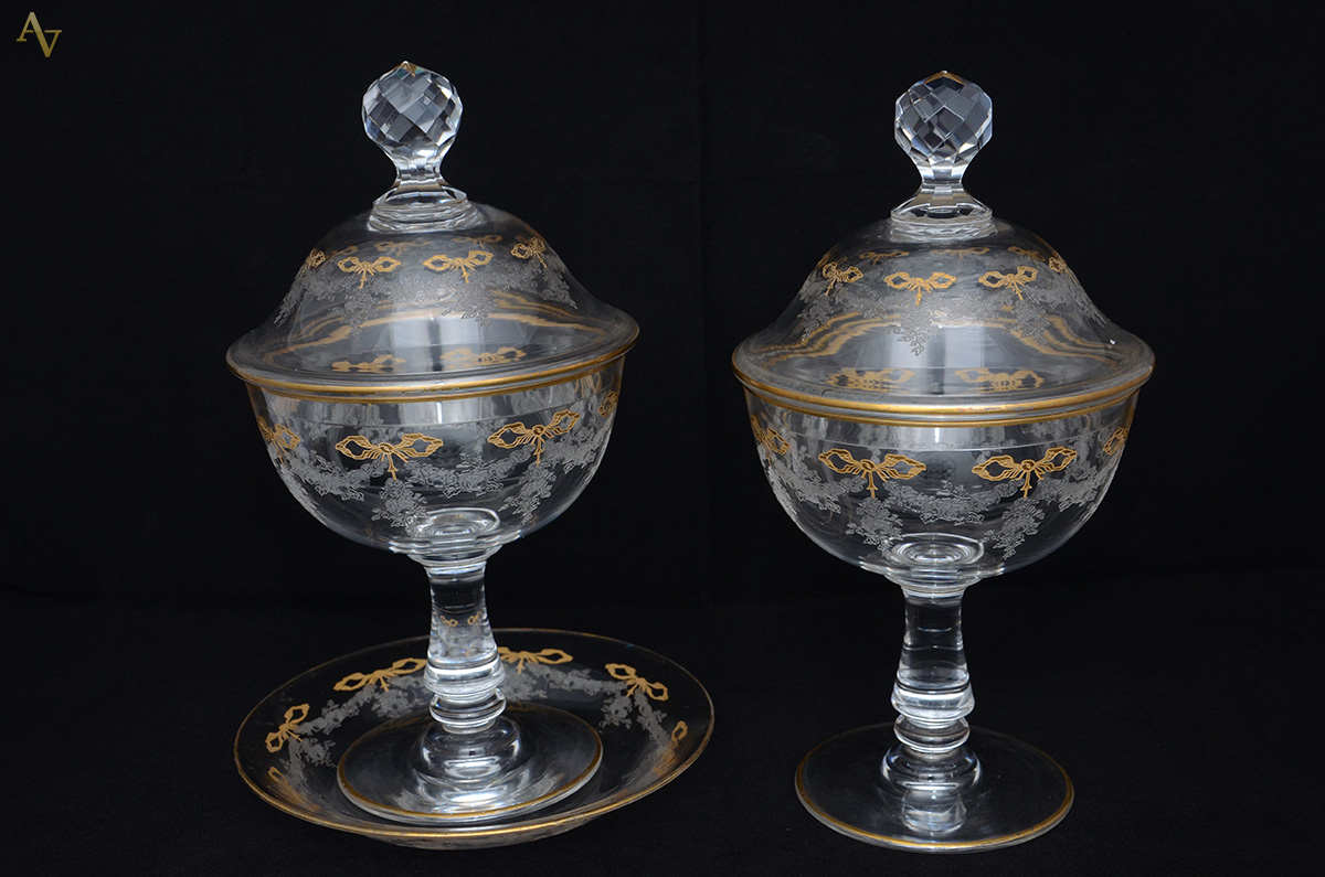 Par de compoteiras de cristal Saint Louis, uma com presentoir...
