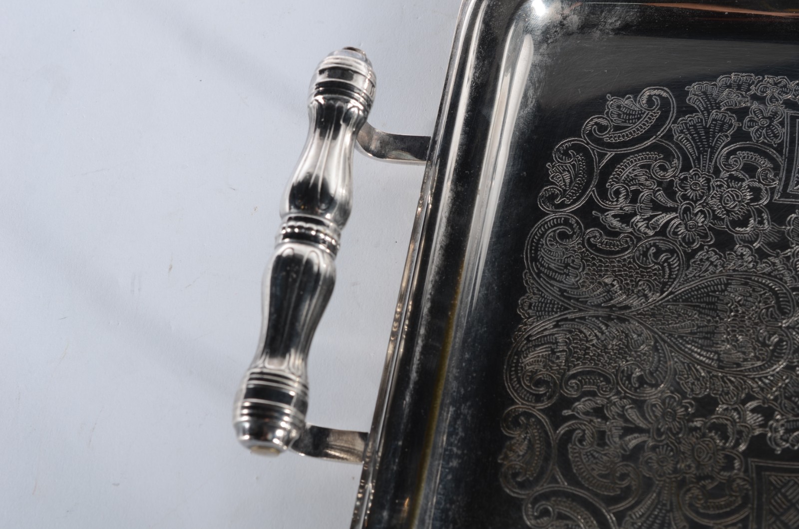 Quatro bandejas com alças de metal prateado. Uma delas com alça... - foto 8 de 8