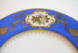 JYOTO,  - Aparelho de jantar de porcelana japonesa "Jyoto", branca com tarja azul turquesa decorada com guirlandas e frisos dourados, composto de: 24 pratos ras