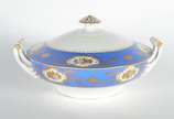 JYOTO,  - Aparelho de jantar de porcelana japonesa "Jyoto", branca com tarja azul turquesa decorada com guirlandas e frisos dourados, composto de: 24 pratos ras