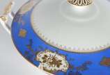 JYOTO,  - Aparelho de jantar de porcelana japonesa "Jyoto", branca com tarja azul turquesa decorada com guirlandas e frisos dourados, composto de: 24 pratos ras