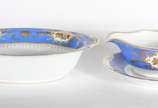 JYOTO,  - Aparelho de jantar de porcelana japonesa "Jyoto", branca com tarja azul turquesa decorada com guirlandas e frisos dourados, composto de: 24 pratos ras