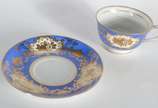 JYOTO,  - Aparelho de jantar de porcelana japonesa "Jyoto", branca com tarja azul turquesa decorada com guirlandas e frisos dourados, composto de: 24 pratos ras