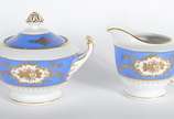 JYOTO,  - Aparelho de jantar de porcelana japonesa "Jyoto", branca com tarja azul turquesa decorada com guirlandas e frisos dourados, composto de: 24 pratos ras