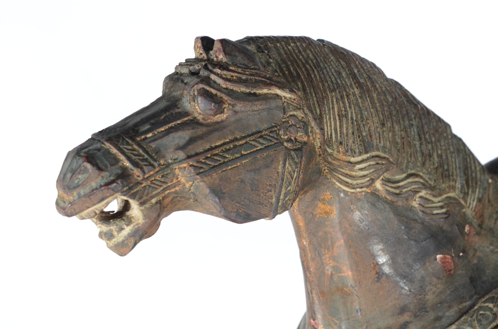 Escultura de madeira patinada representando cavalo, ao gosto... - foto 3 de 7