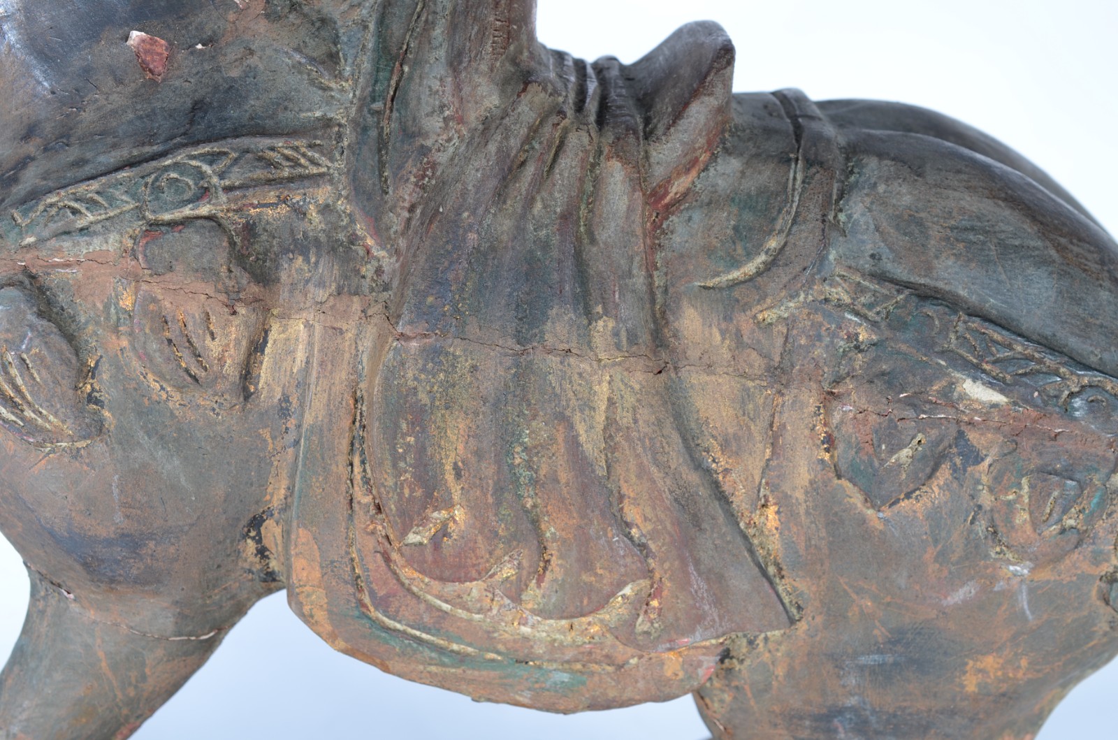 Escultura de madeira patinada representando cavalo, ao gosto... - foto 4 de 7