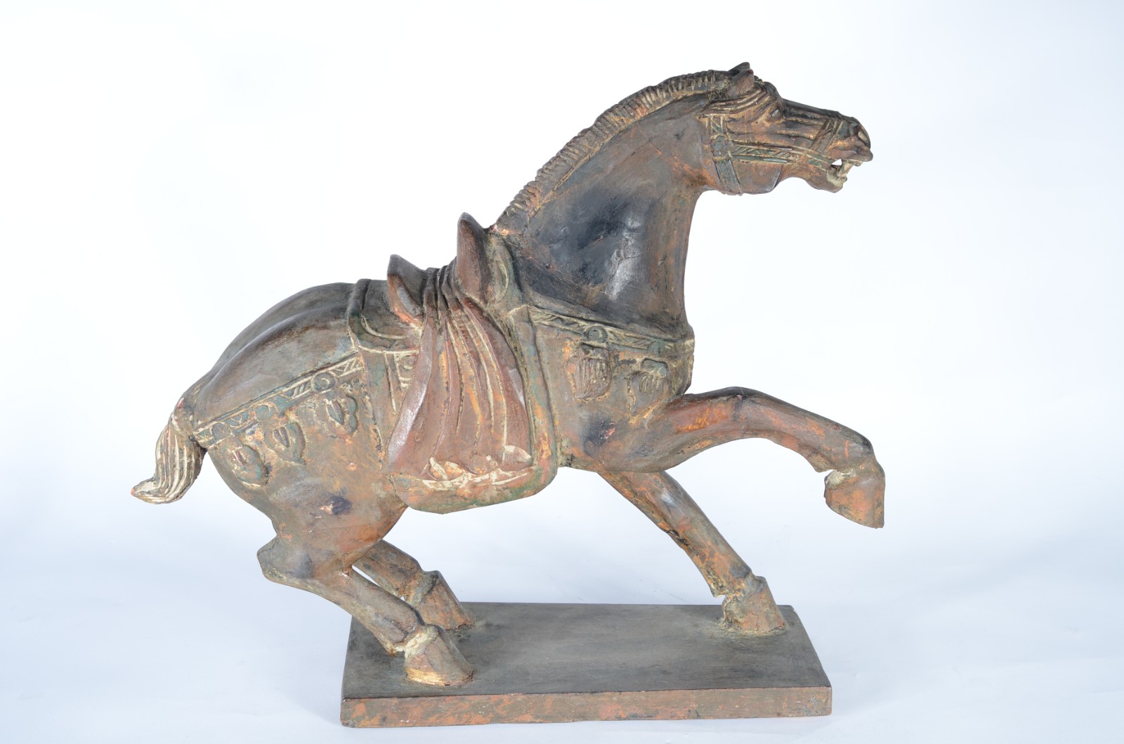 Escultura de madeira patinada representando cavalo, ao gosto... - foto 7 de 7