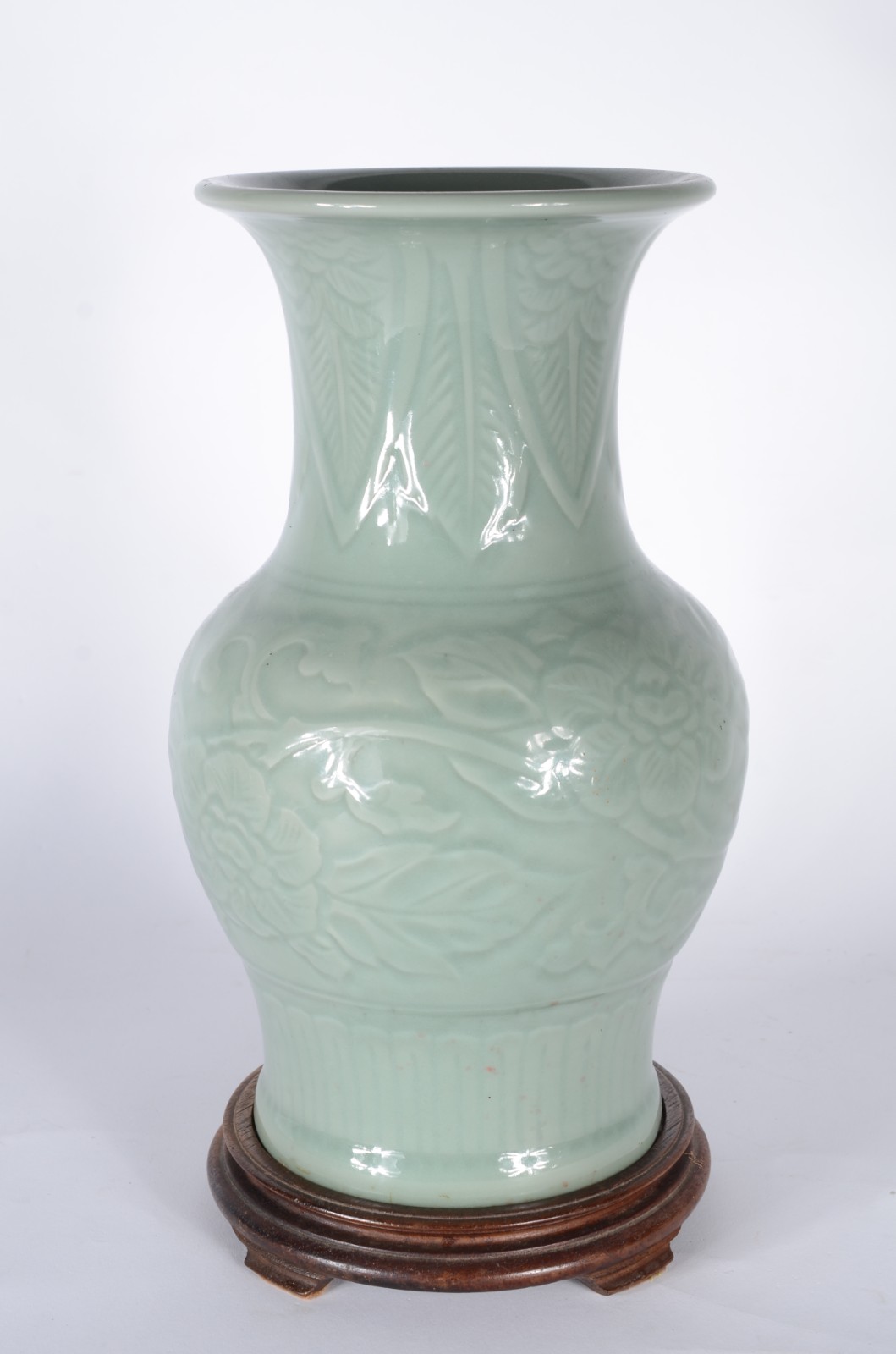 Vaso de porcelana verde ao gosto chines "Celadon" trabalhado com... - foto 1 de 4