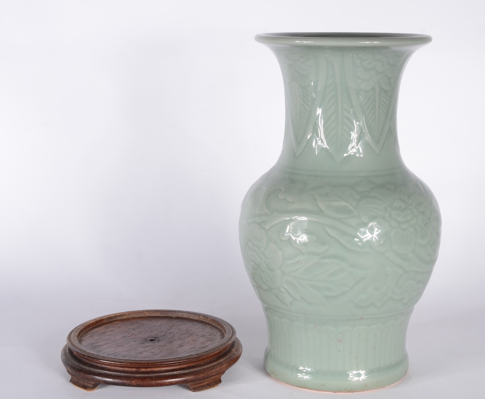 Vaso de porcelana verde ao gosto chines "Celadon" trabalhado com... - foto 3 de 4